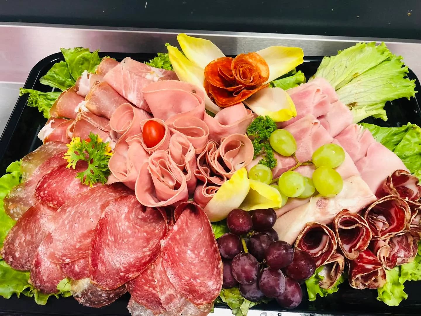 Roses de charcuterie sur un plateau
